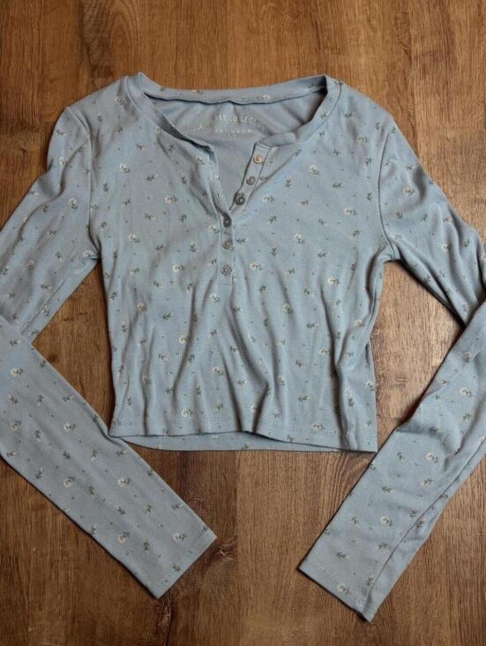 aero blue henley shrunken tee floral sz medium baby tee skater coquette cute